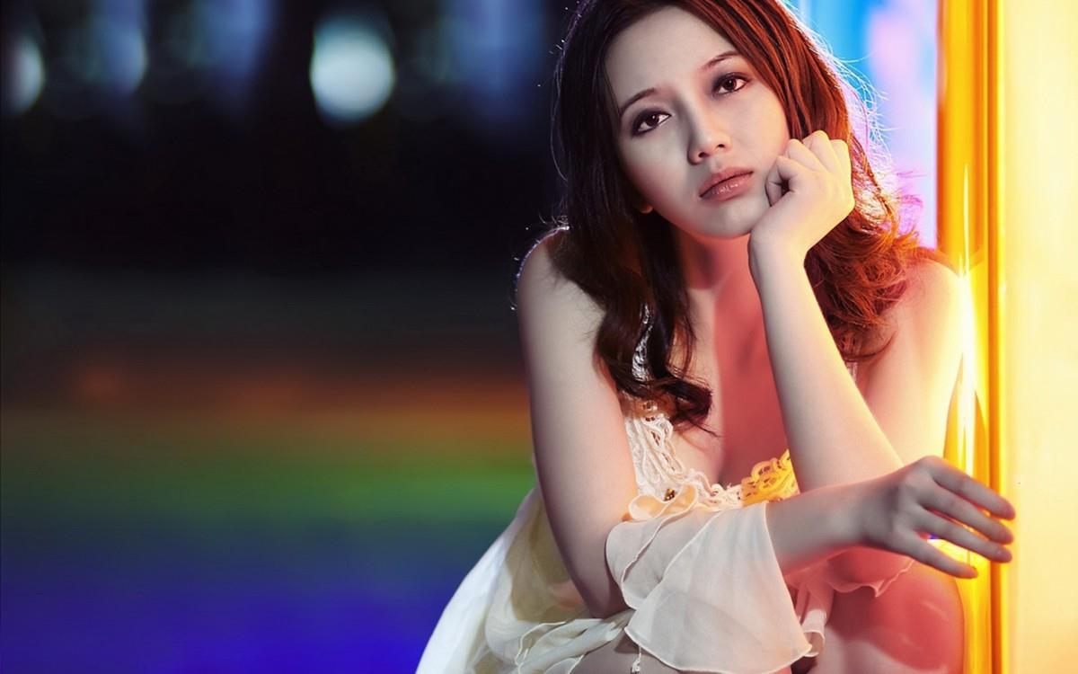 夜色下的美女图片