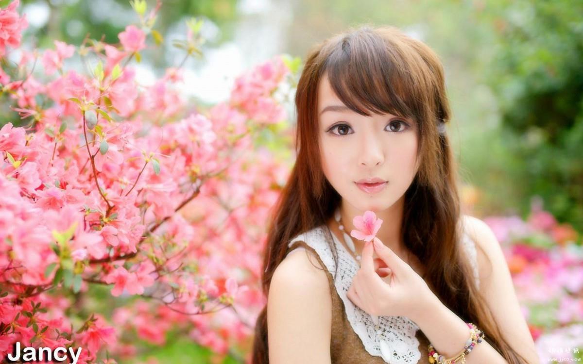 花海中的妩媚清纯女孩黄诗思图片