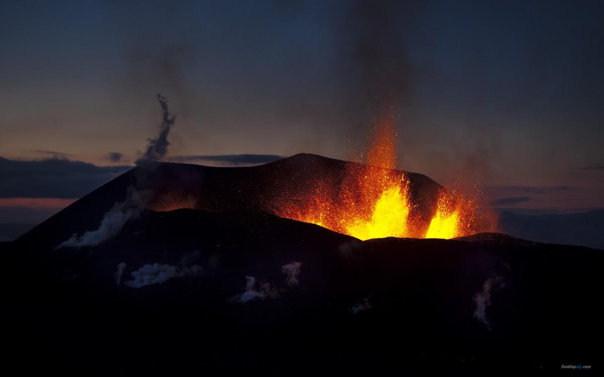 壮观的火山喷发图片