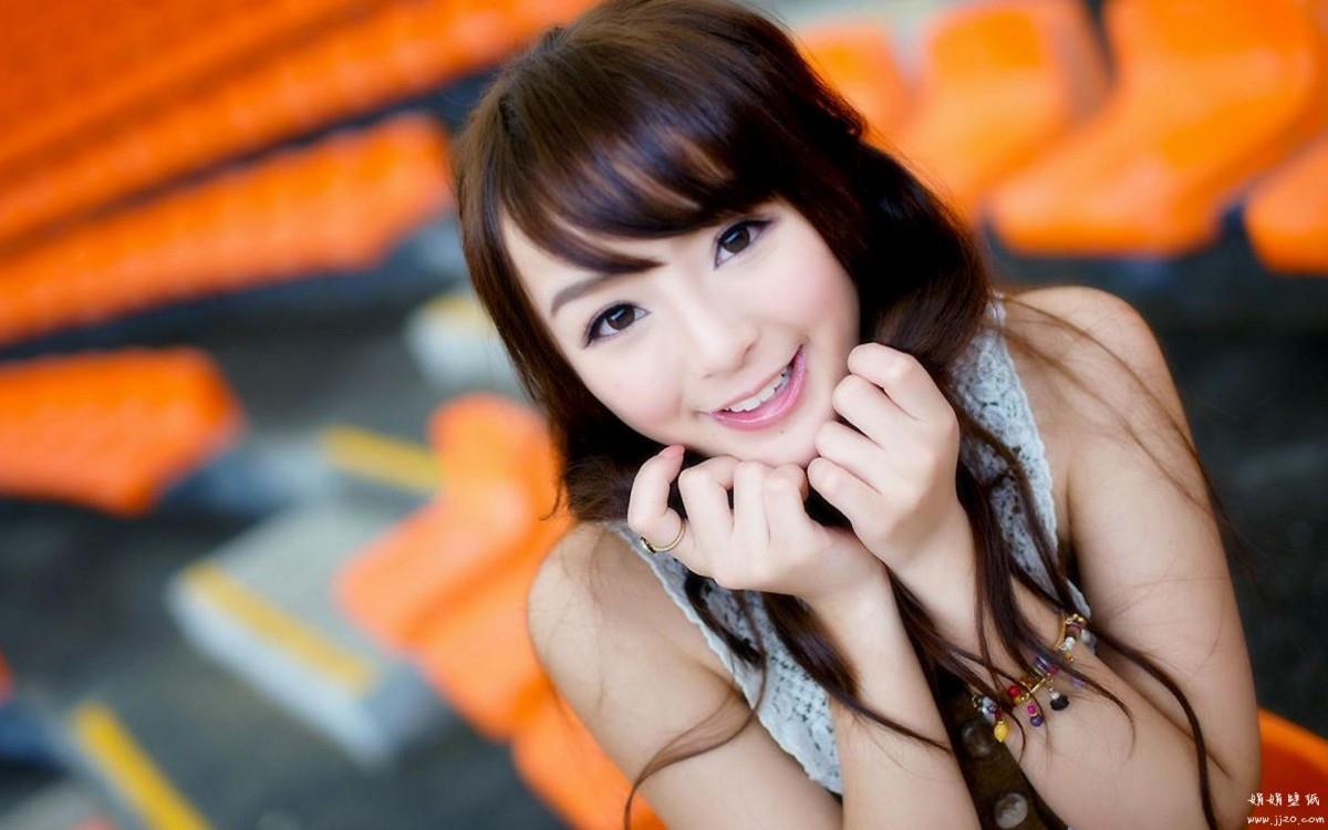 花海中的妩媚清纯女孩黄诗思图片