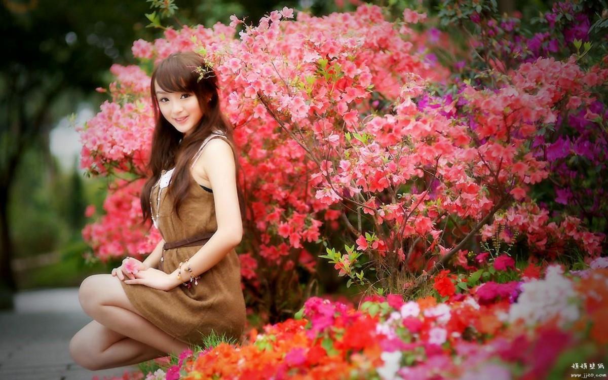 花海中的妩媚清纯女孩黄诗思图片