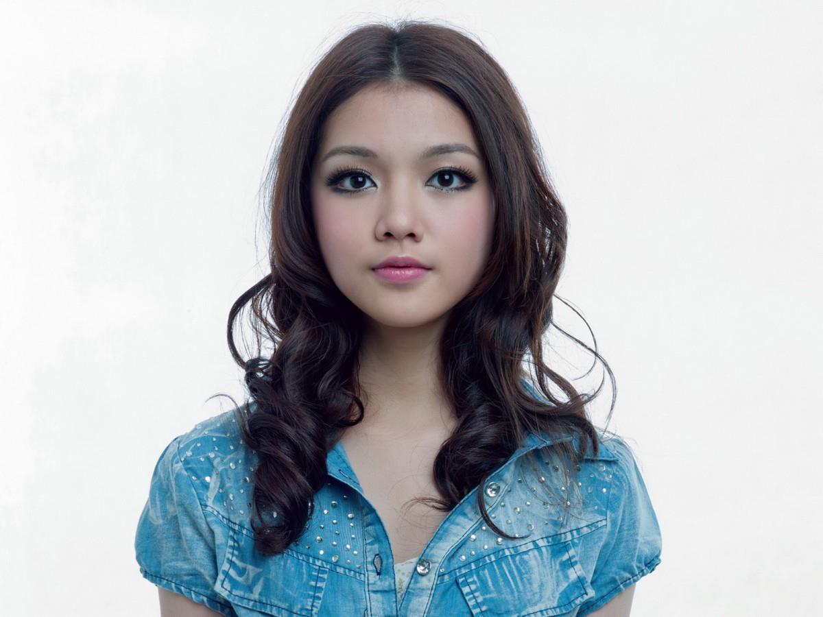 大眼美丽女孩图片