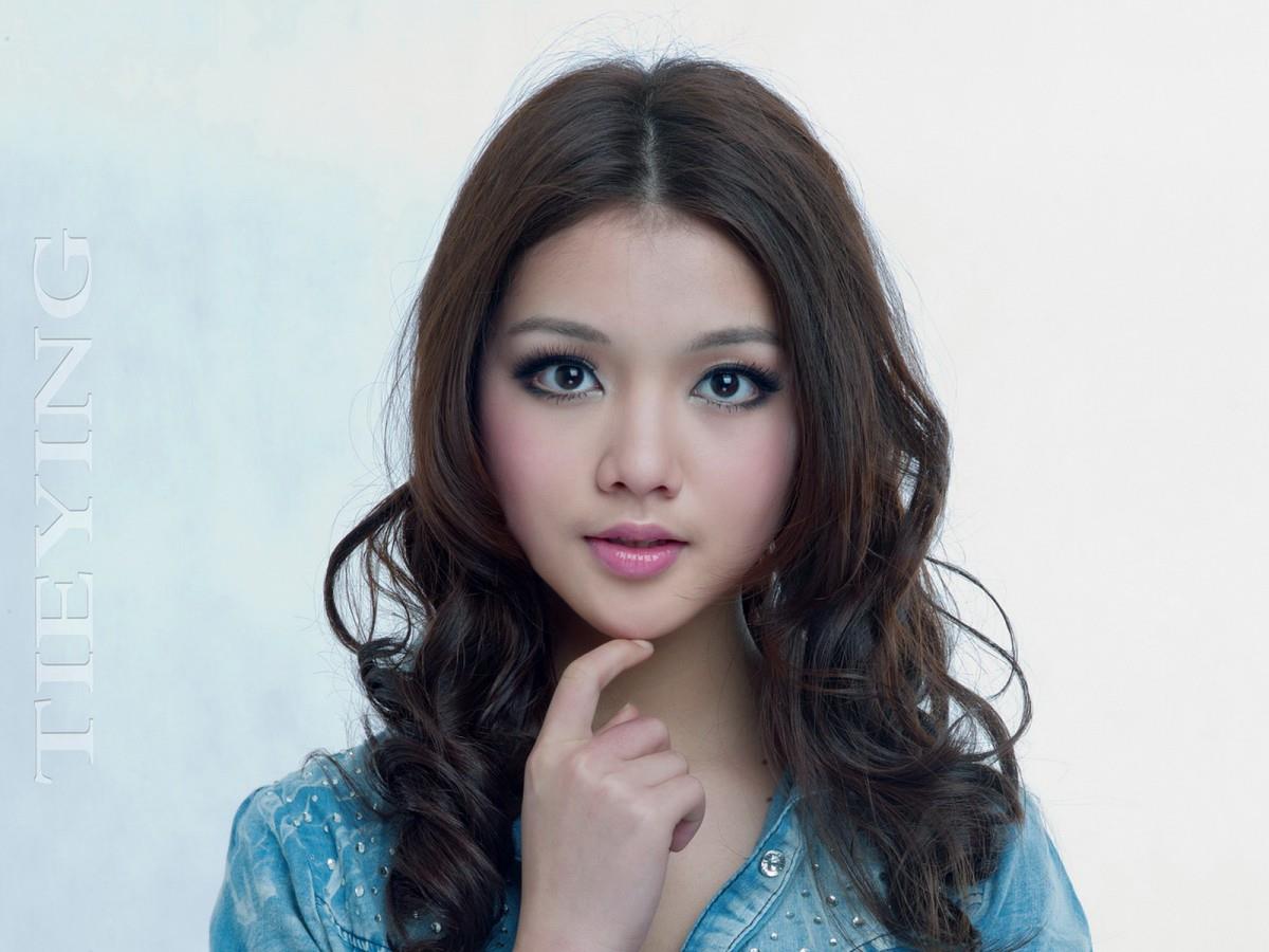 大眼美丽女孩图片