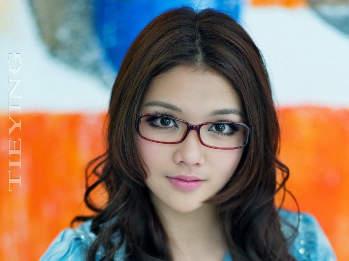 大眼美丽女孩图片