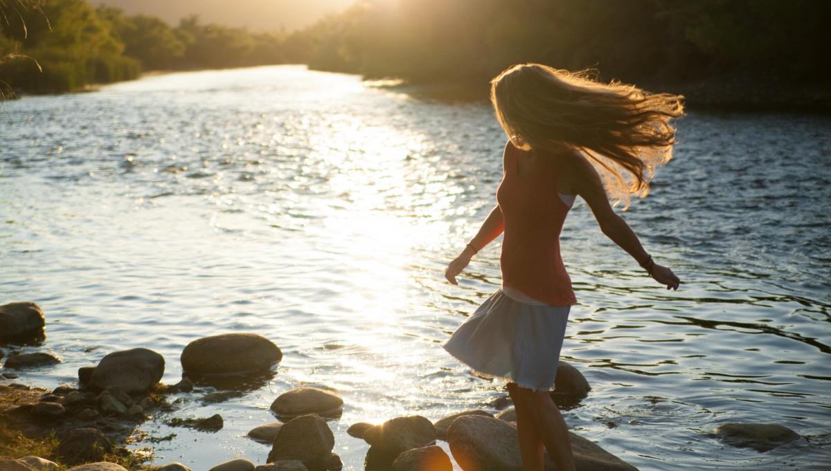 夕阳下的美女身影图片