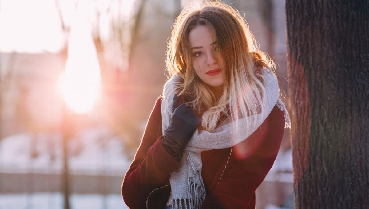 夕阳下的美女身影图片