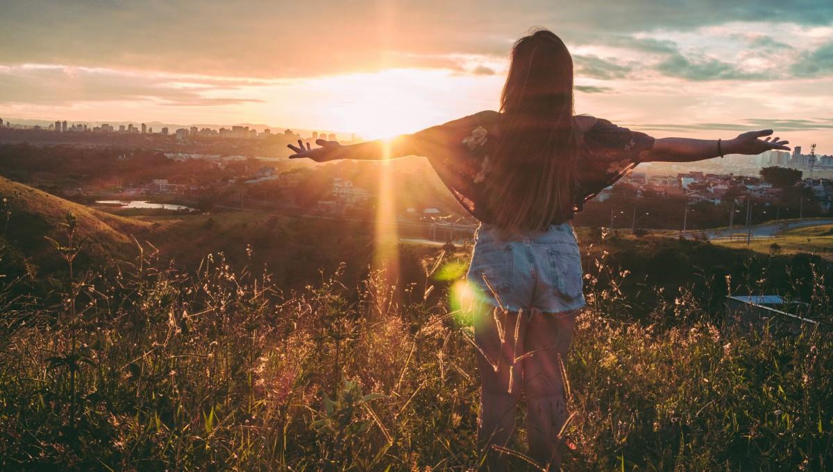 夕阳下的美女身影图片