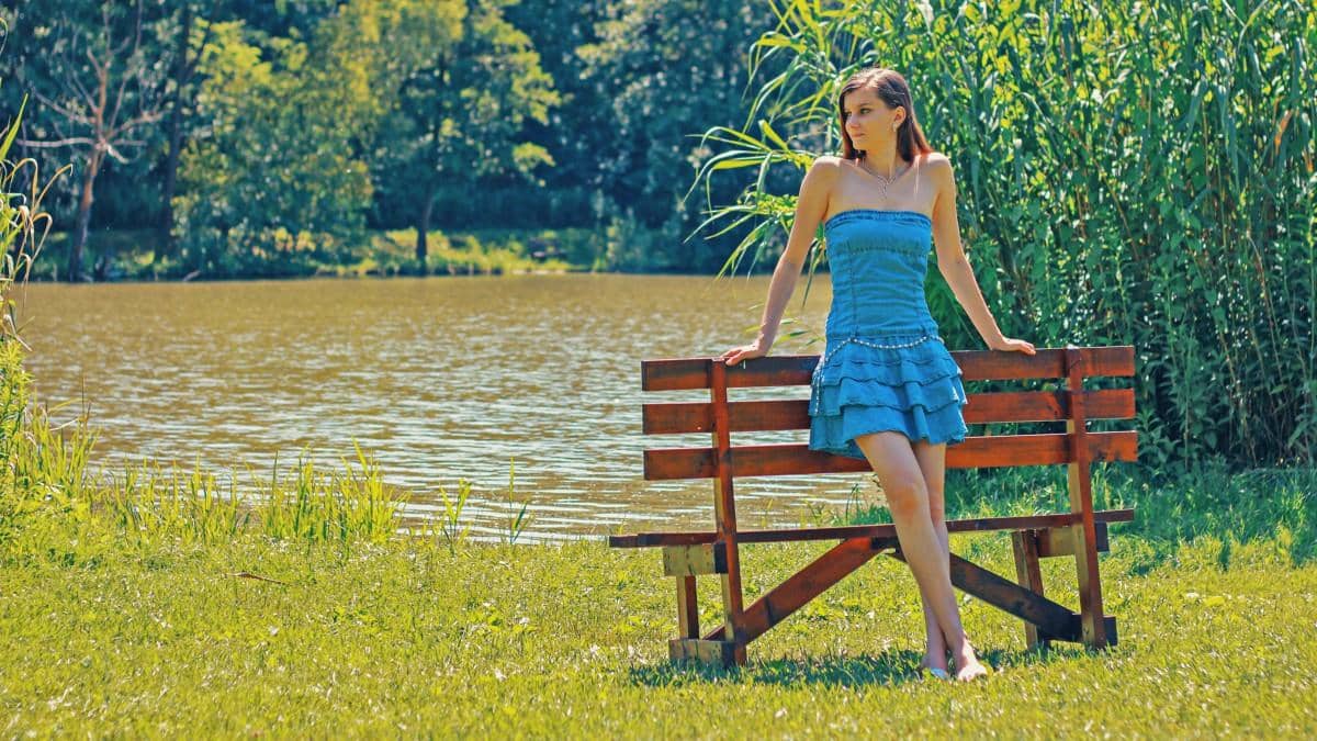 湖边美女人物图片