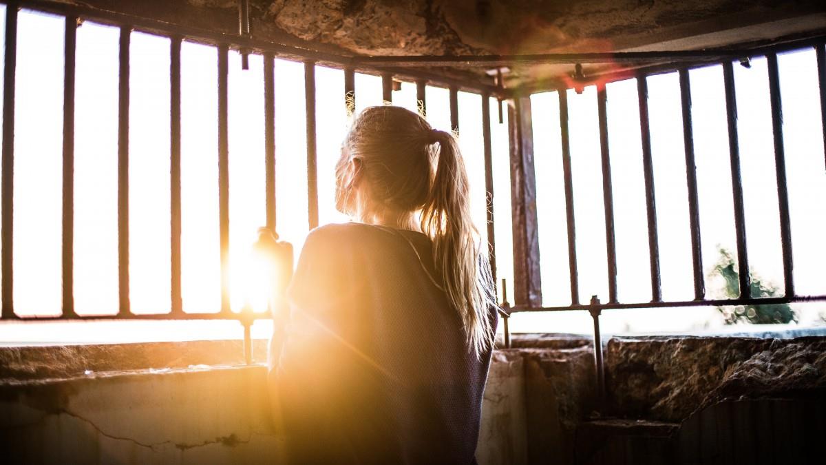 逆光下的美女摄影图片