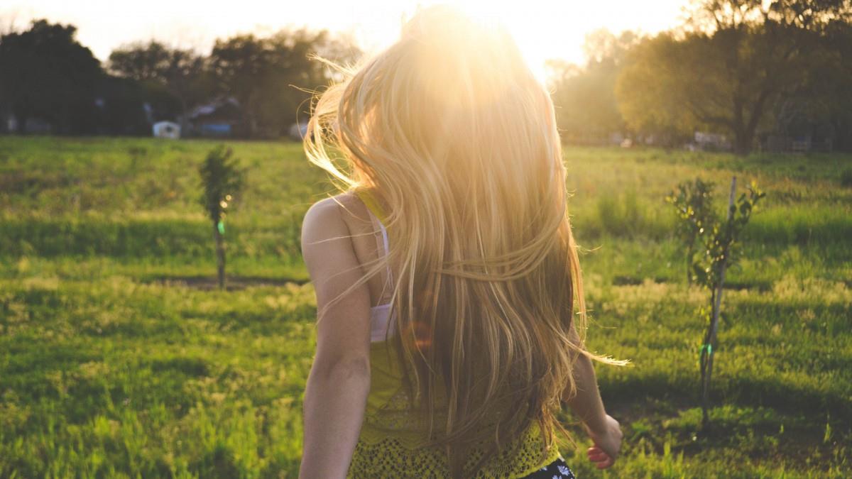 逆光下的美女摄影图片