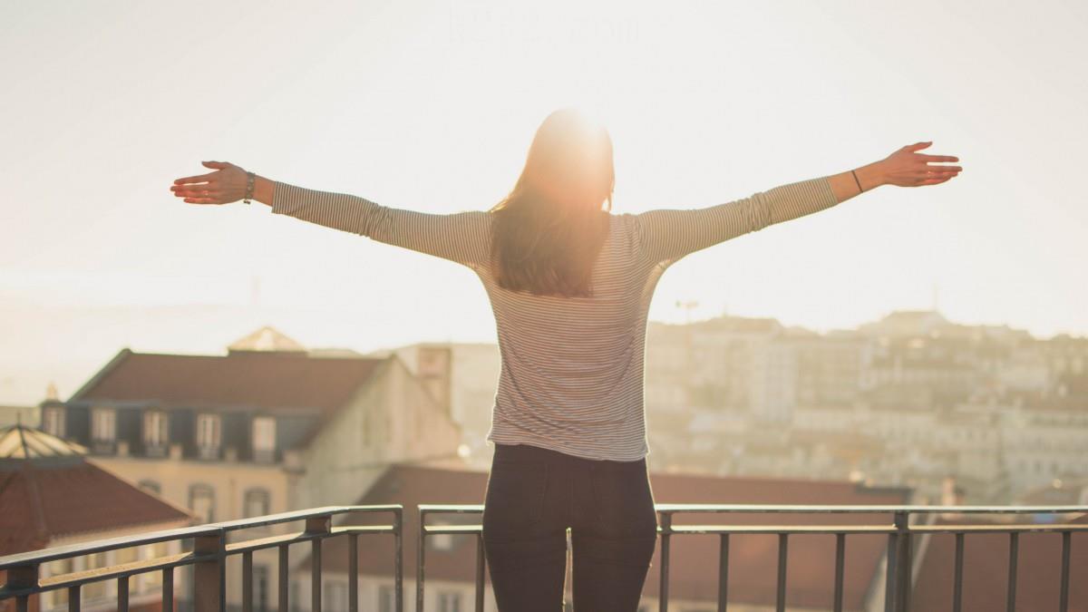 逆光下的美女摄影图片