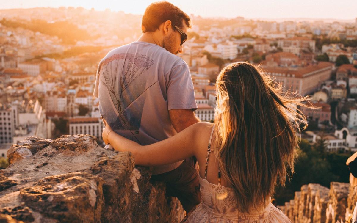 甜蜜情侣背影图片