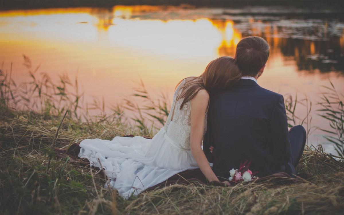 甜蜜情侣背影图片