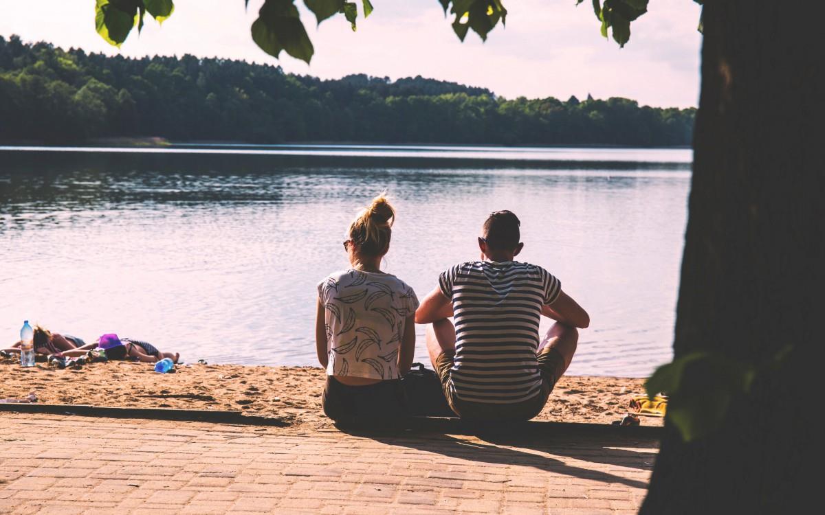 甜蜜情侣背影图片