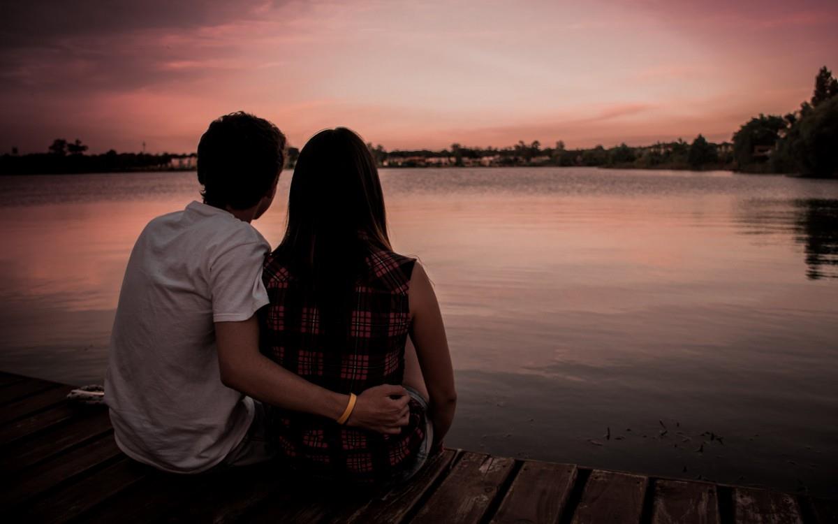 甜蜜情侣背影图片