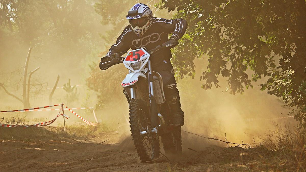 高清越野摩托车比赛图片