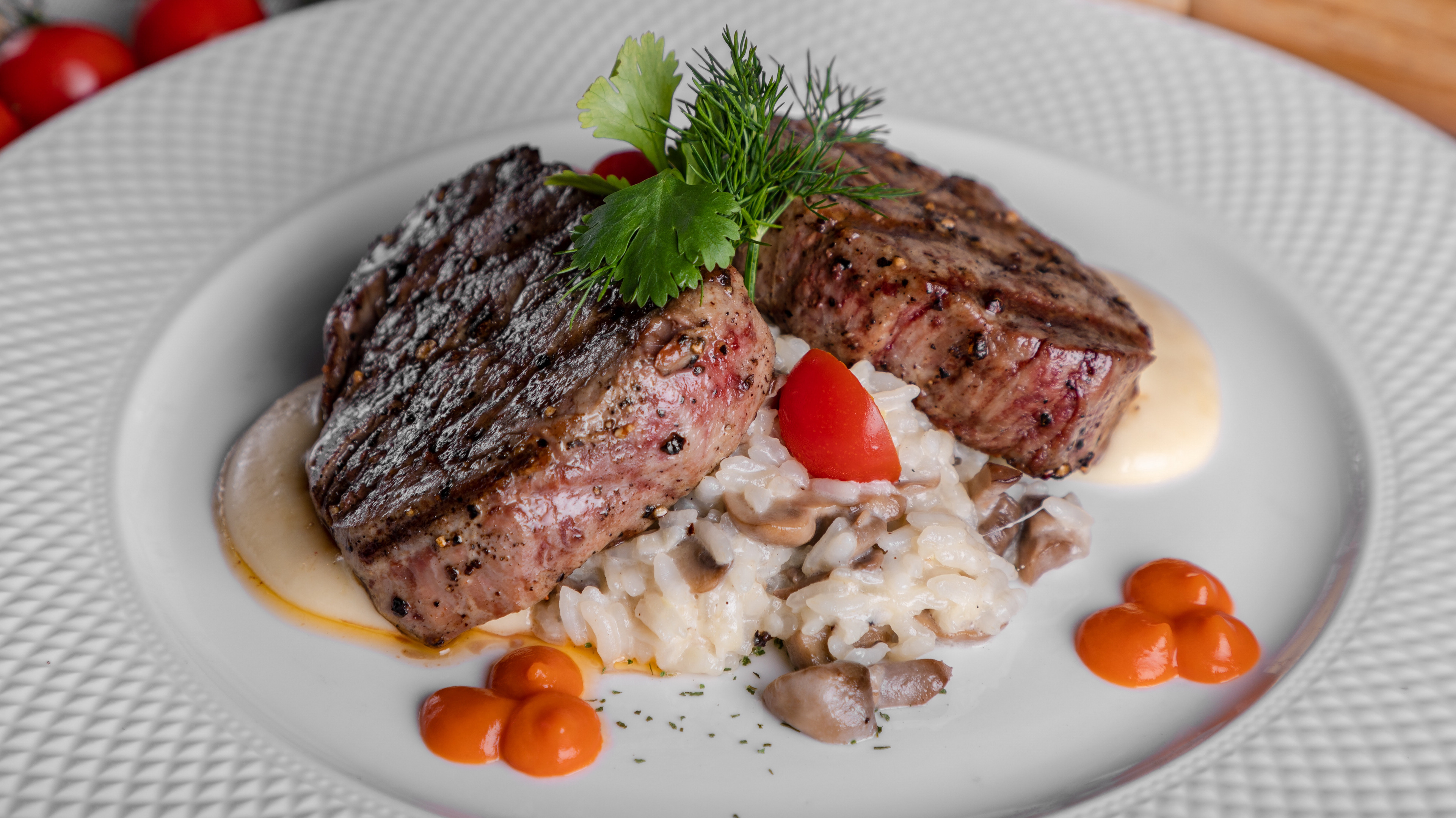 焦嫩美味的惠灵顿菲力牛排现场实拍4K超高清图片