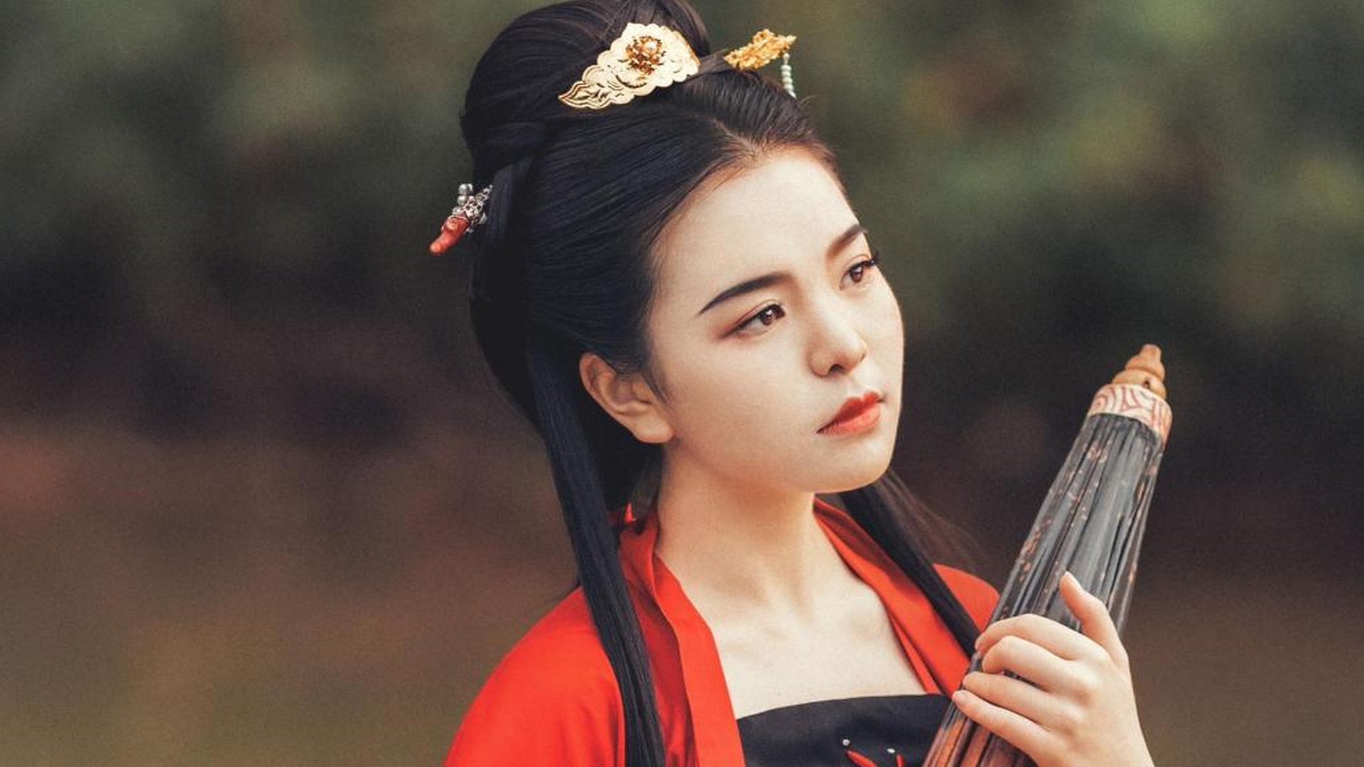 优雅迷人的汉服美女怀抱琵琶雨伞古装高清2K桌面壁纸
