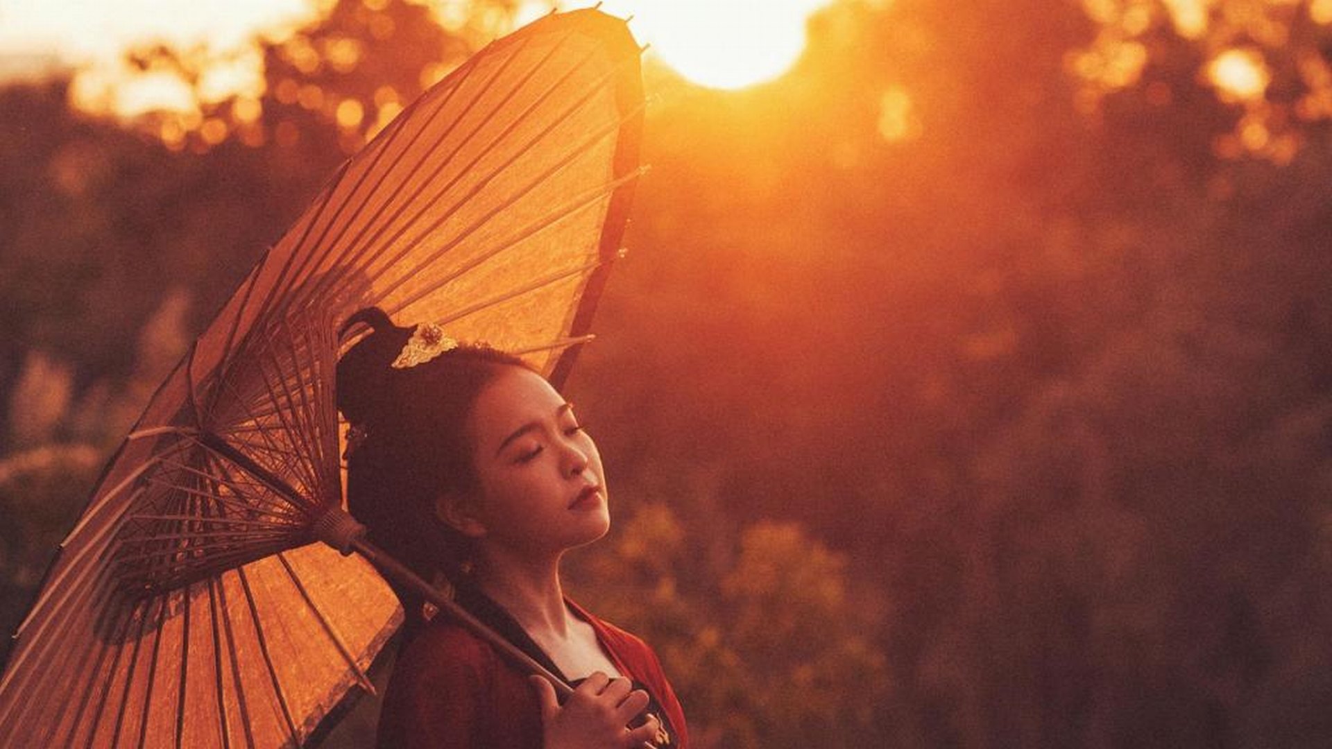 优雅迷人的汉服美女怀抱琵琶雨伞古装高清2K桌面壁纸