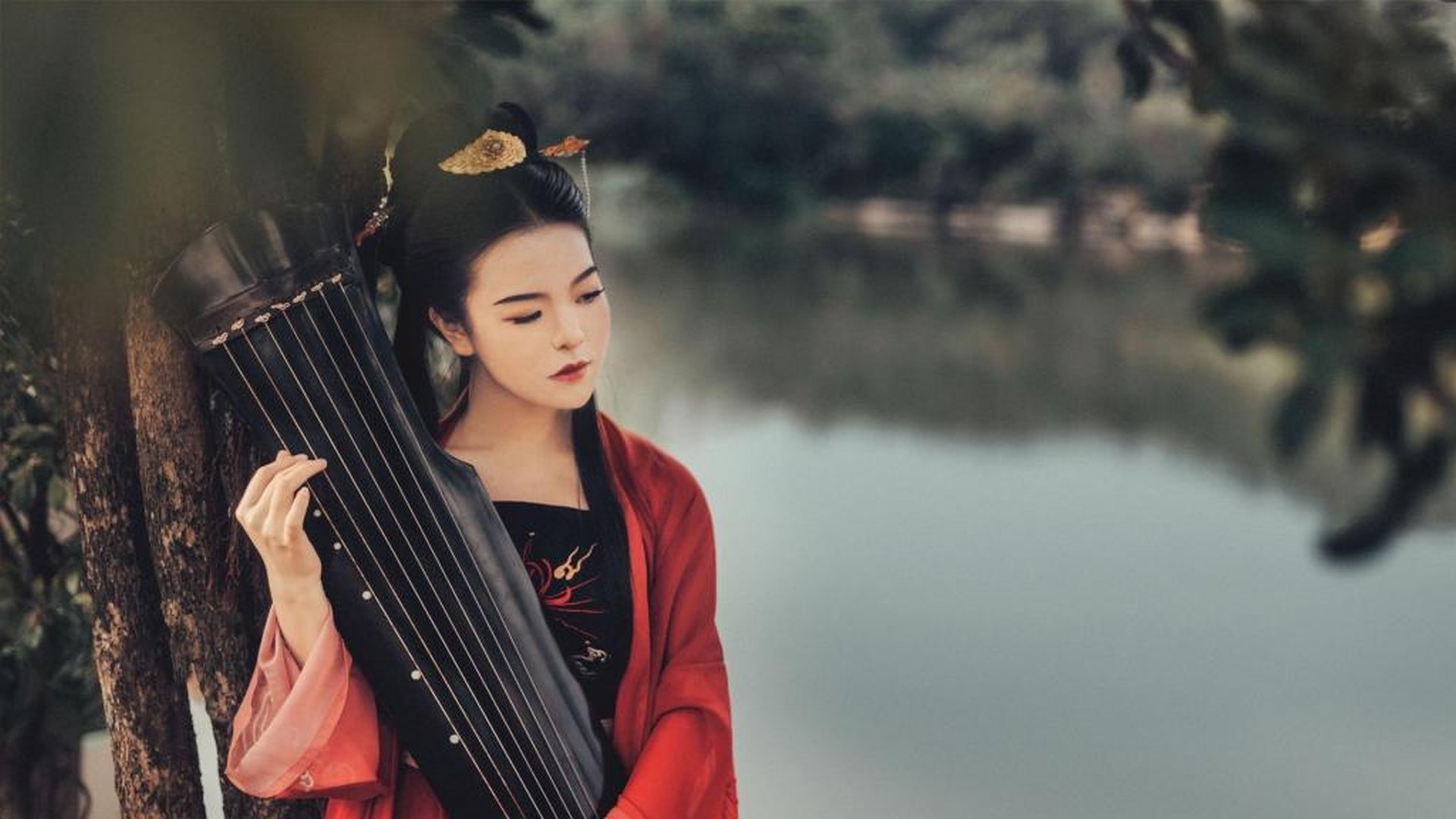 优雅迷人的汉服美女怀抱琵琶雨伞古装高清2K桌面壁纸