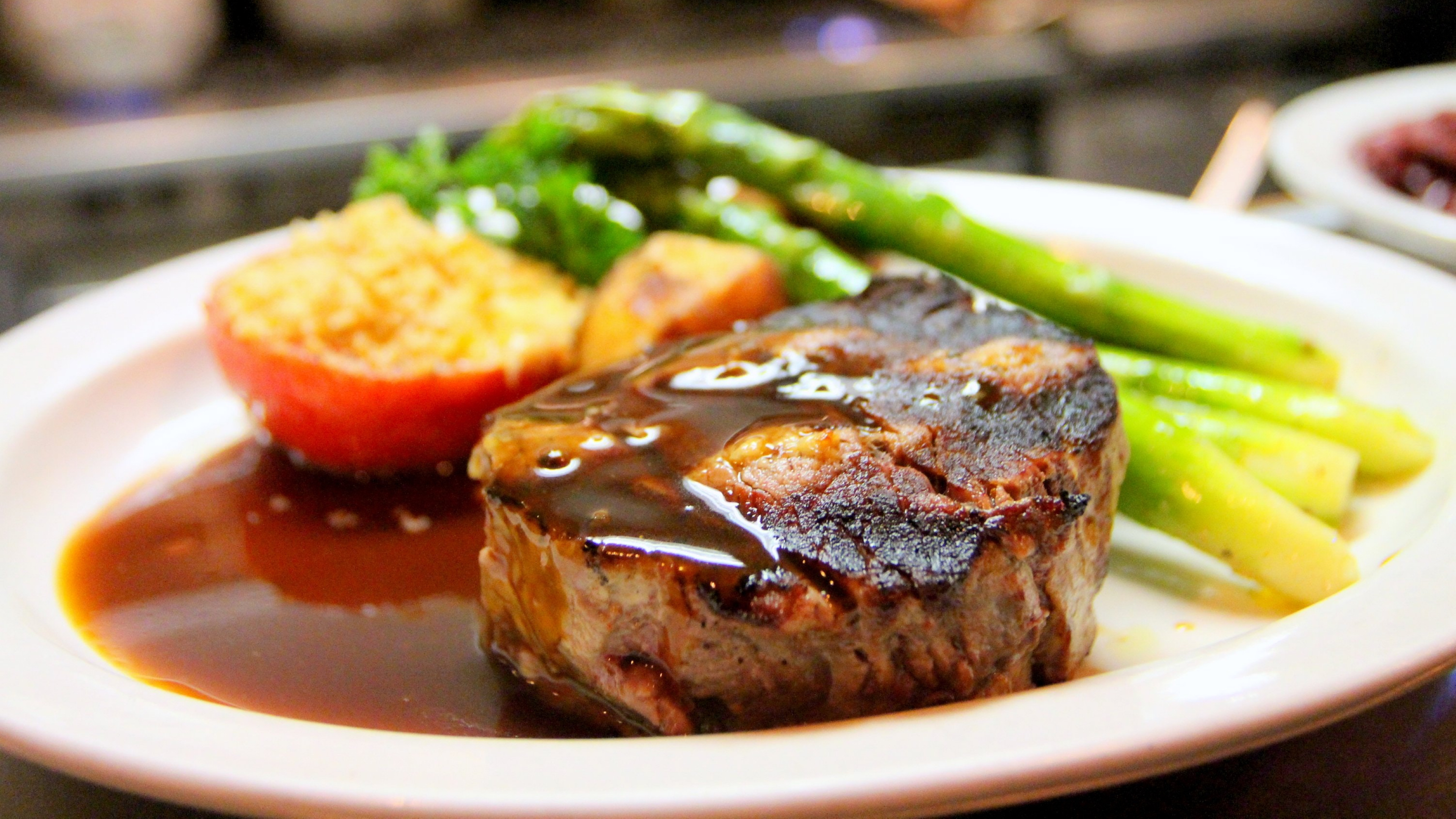 焦嫩美味的惠灵顿菲力牛排现场实拍4K超高清图片