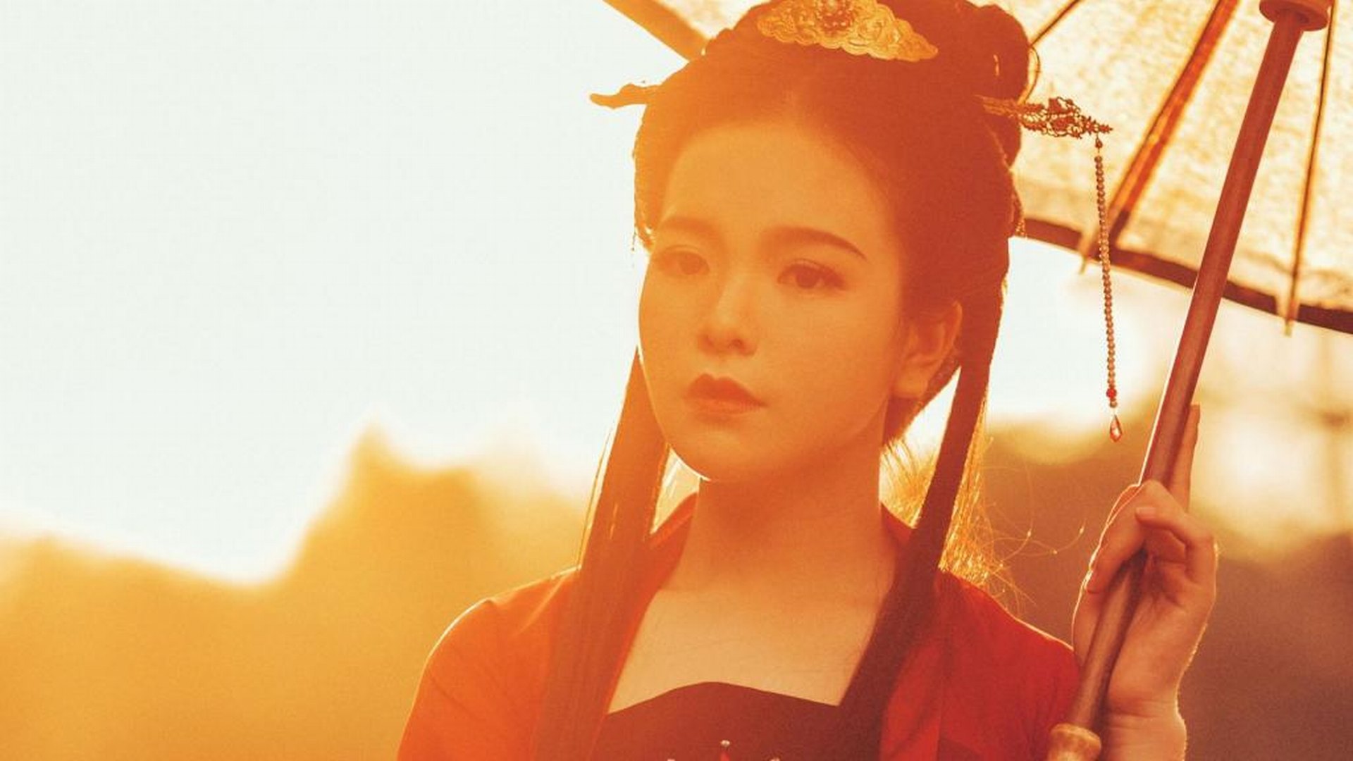 优雅迷人的汉服美女怀抱琵琶雨伞古装高清2K桌面壁纸