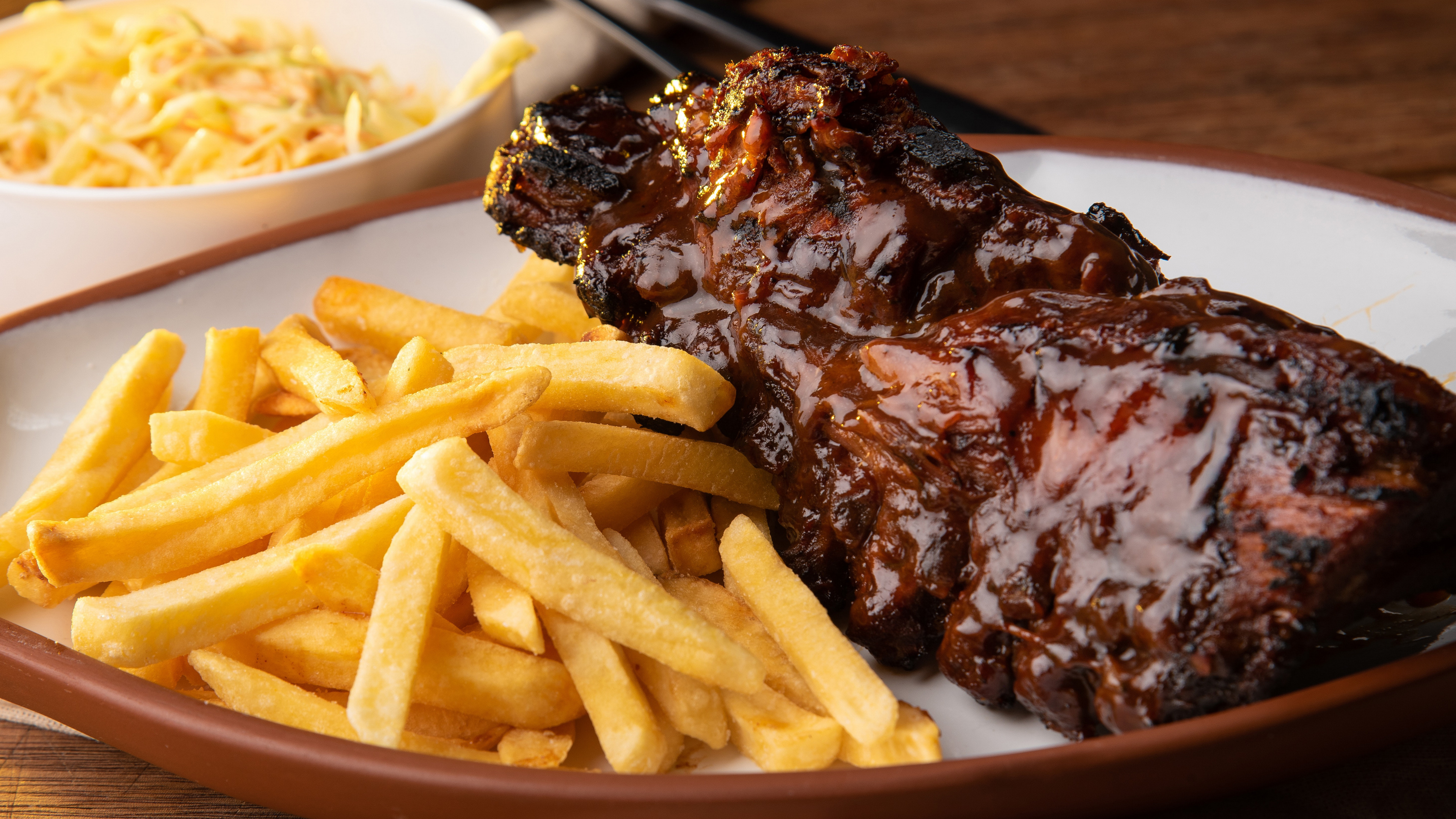 焦嫩美味的惠灵顿菲力牛排现场实拍4K超高清图片