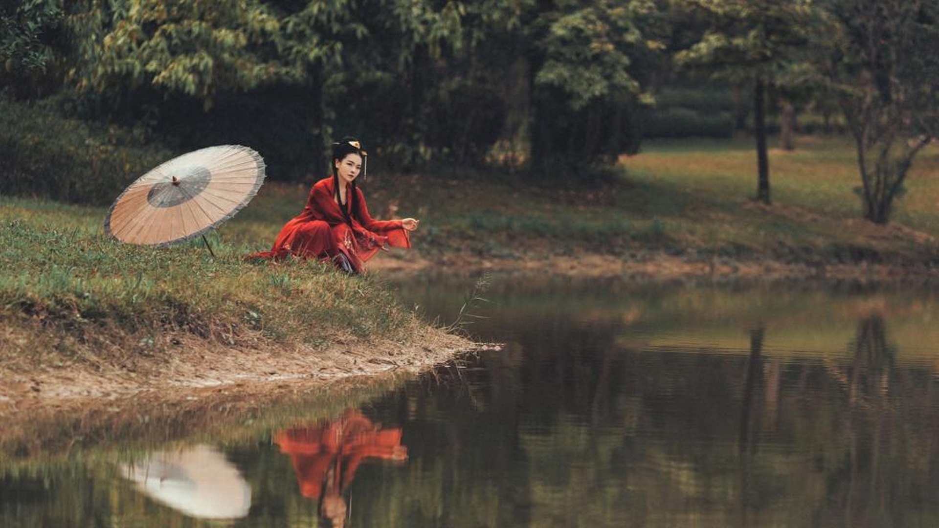 优雅迷人的汉服美女怀抱琵琶雨伞古装高清2K桌面壁纸