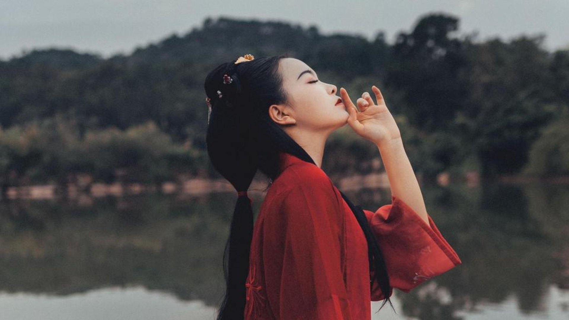 优雅迷人的汉服美女怀抱琵琶雨伞古装高清2K桌面壁纸