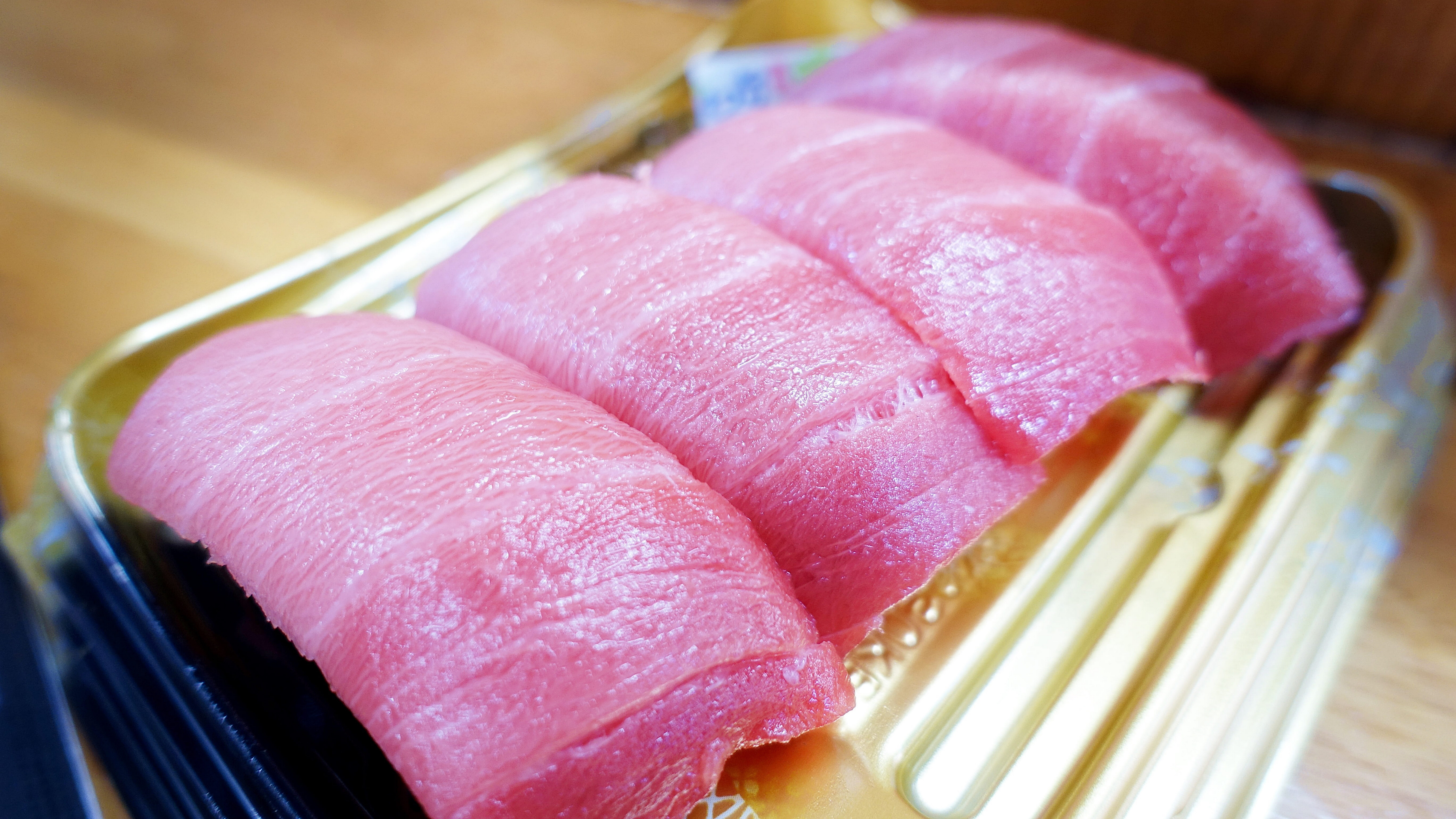 美味食材金枪鱼刺身寿司沙拉高清4K壁纸图片