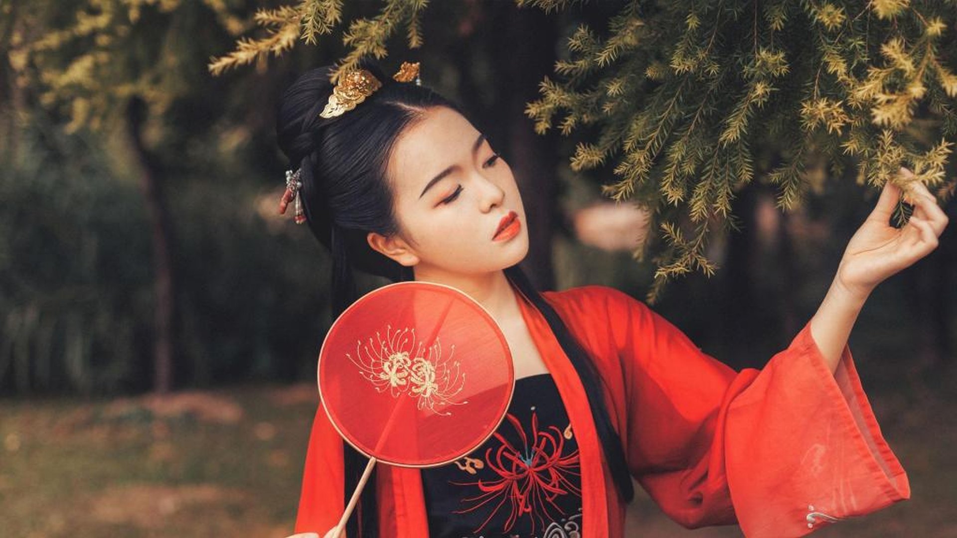 优雅迷人的汉服美女怀抱琵琶雨伞古装高清2K桌面壁纸