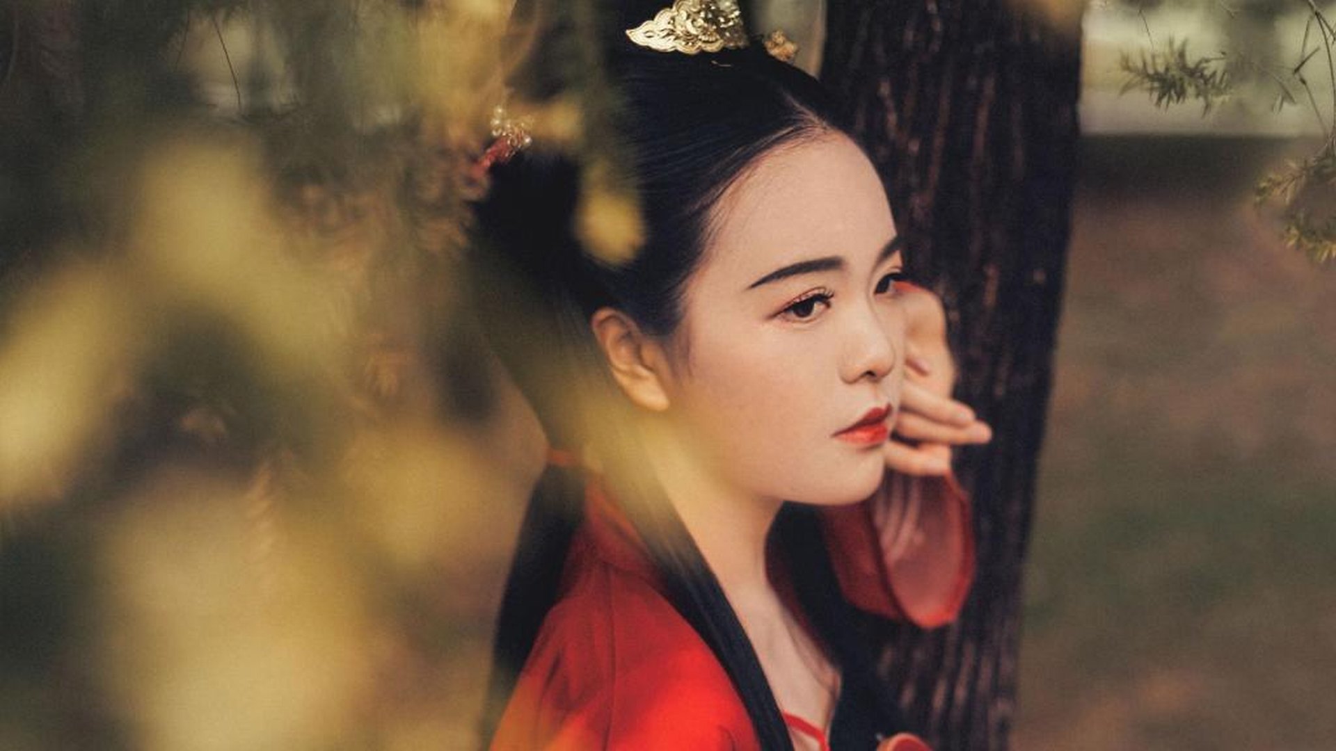 优雅迷人的汉服美女怀抱琵琶雨伞古装高清2K桌面壁纸