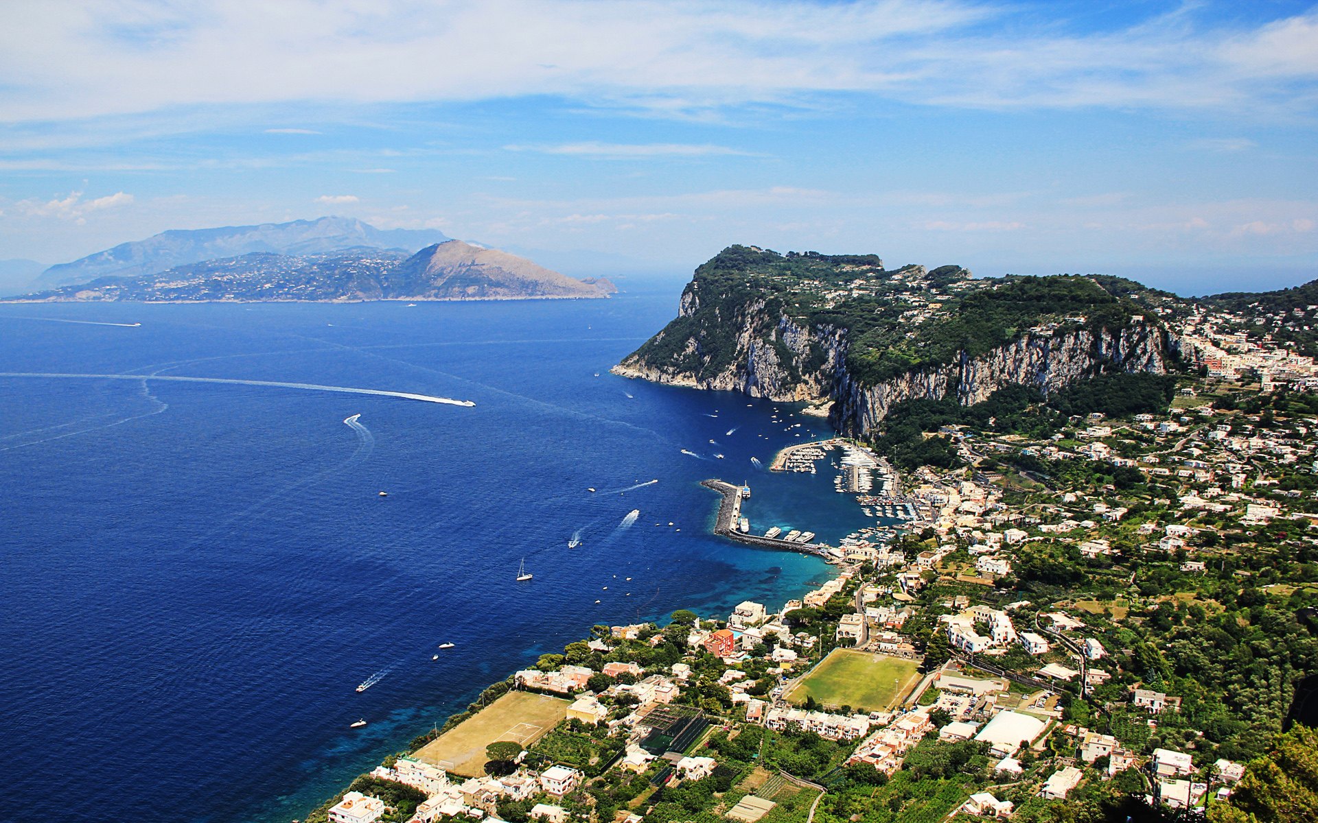 意大利阿马尔菲美丽的地中海海岸线风景唯美桌面壁纸