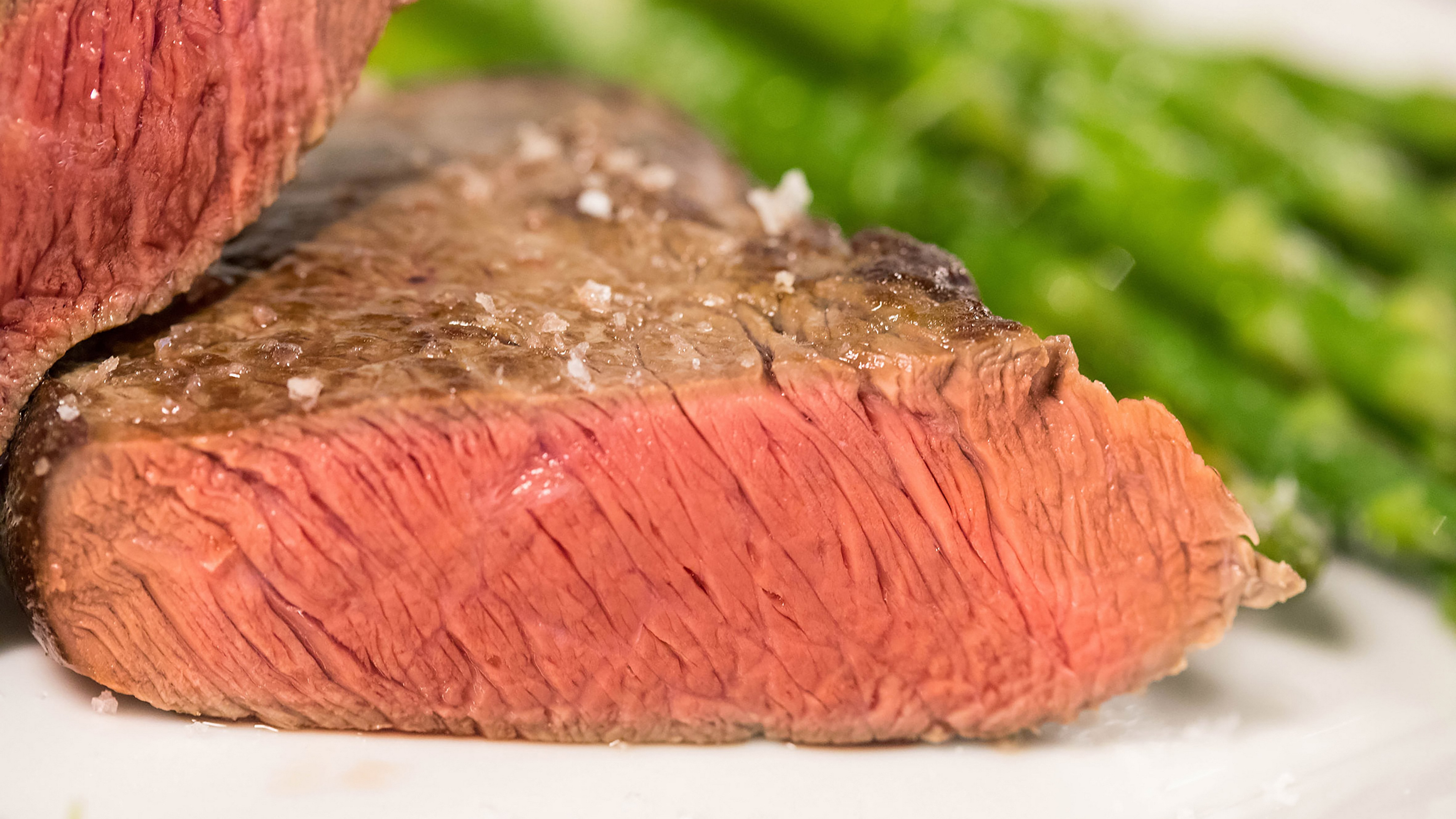 焦嫩美味的惠灵顿菲力牛排现场实拍4K超高清图片