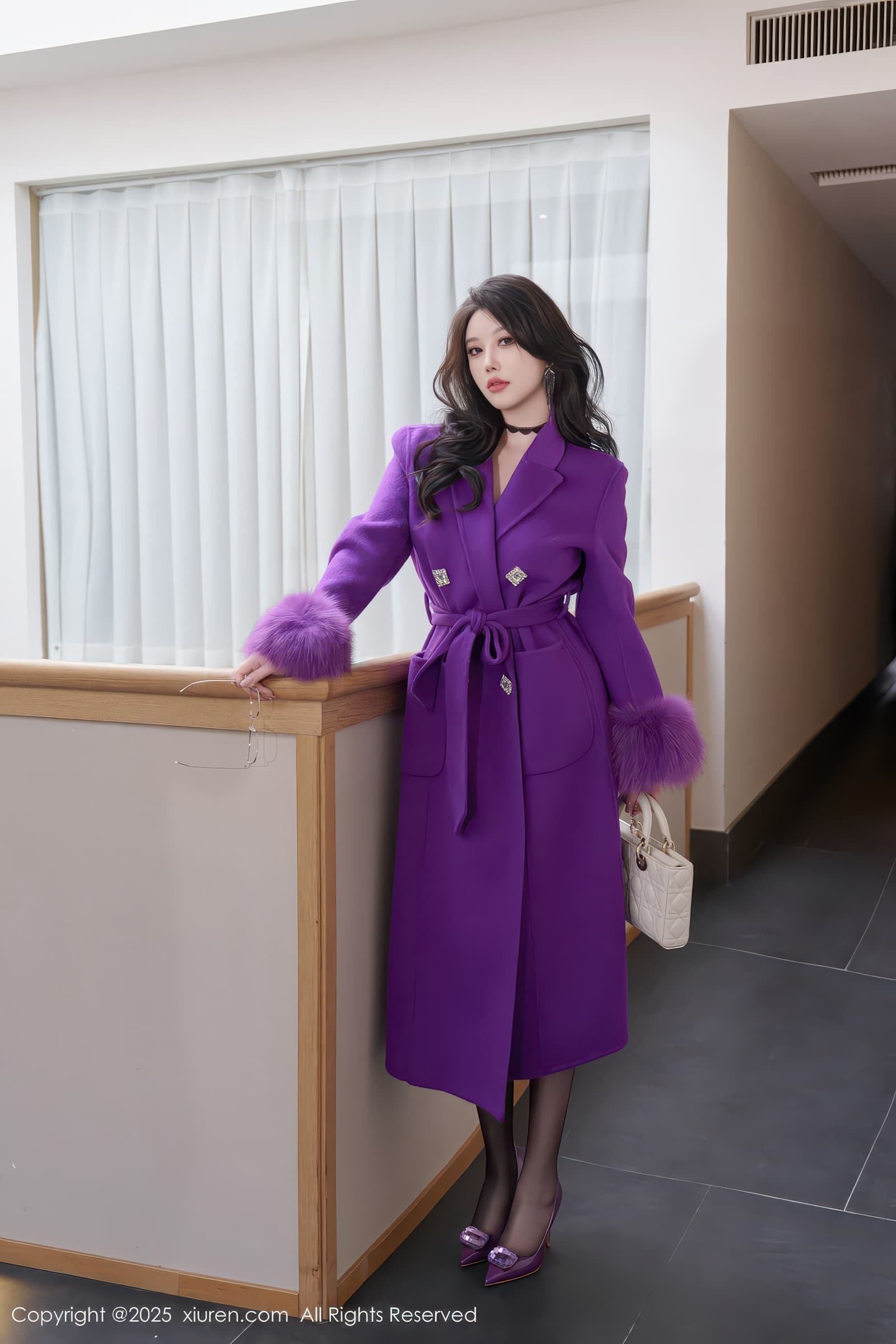 性感模特杨晨晨长款大衣内搭蕾丝内衣紫色高跟写真