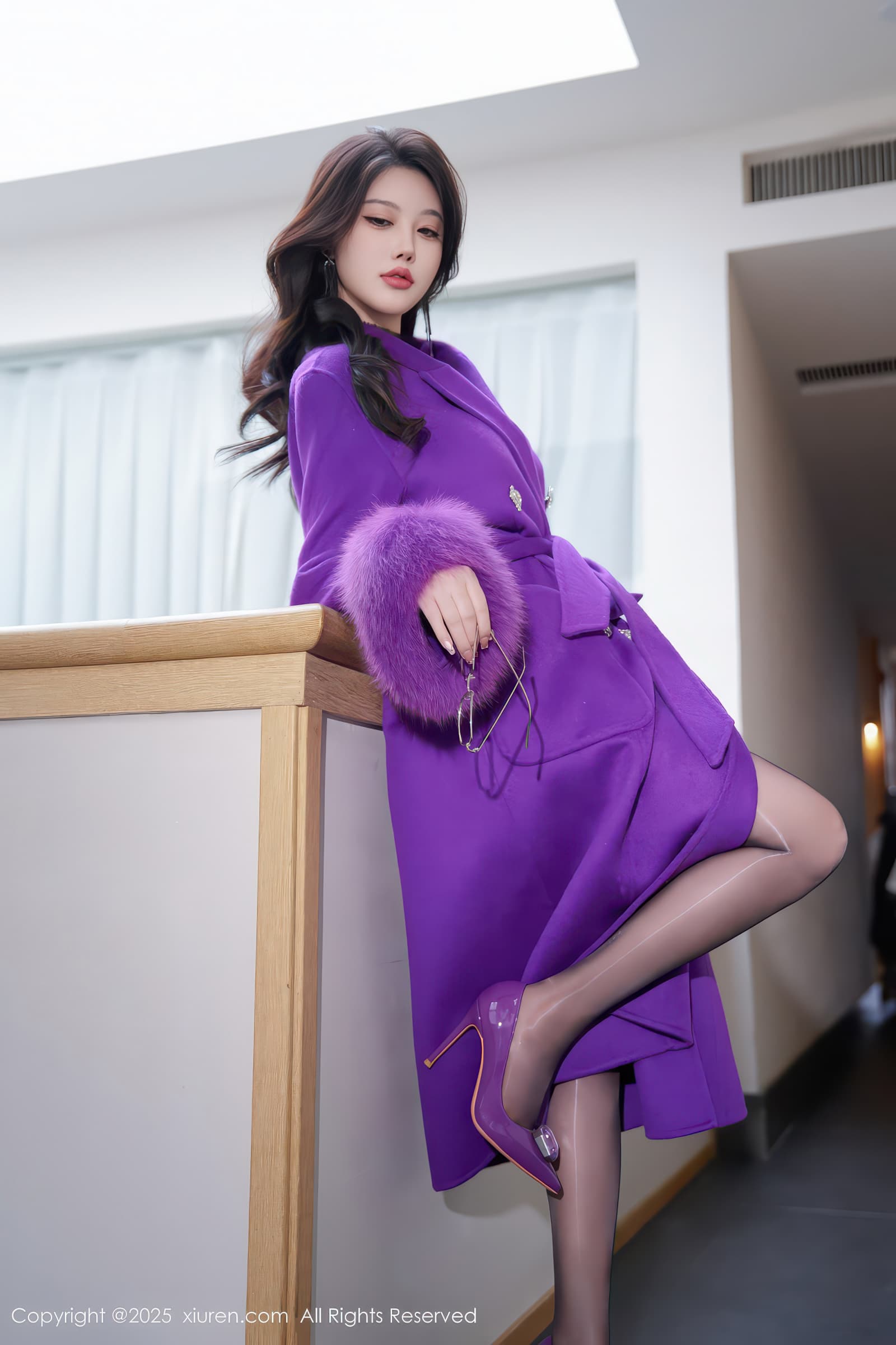 性感模特杨晨晨长款大衣内搭蕾丝内衣紫色高跟写真