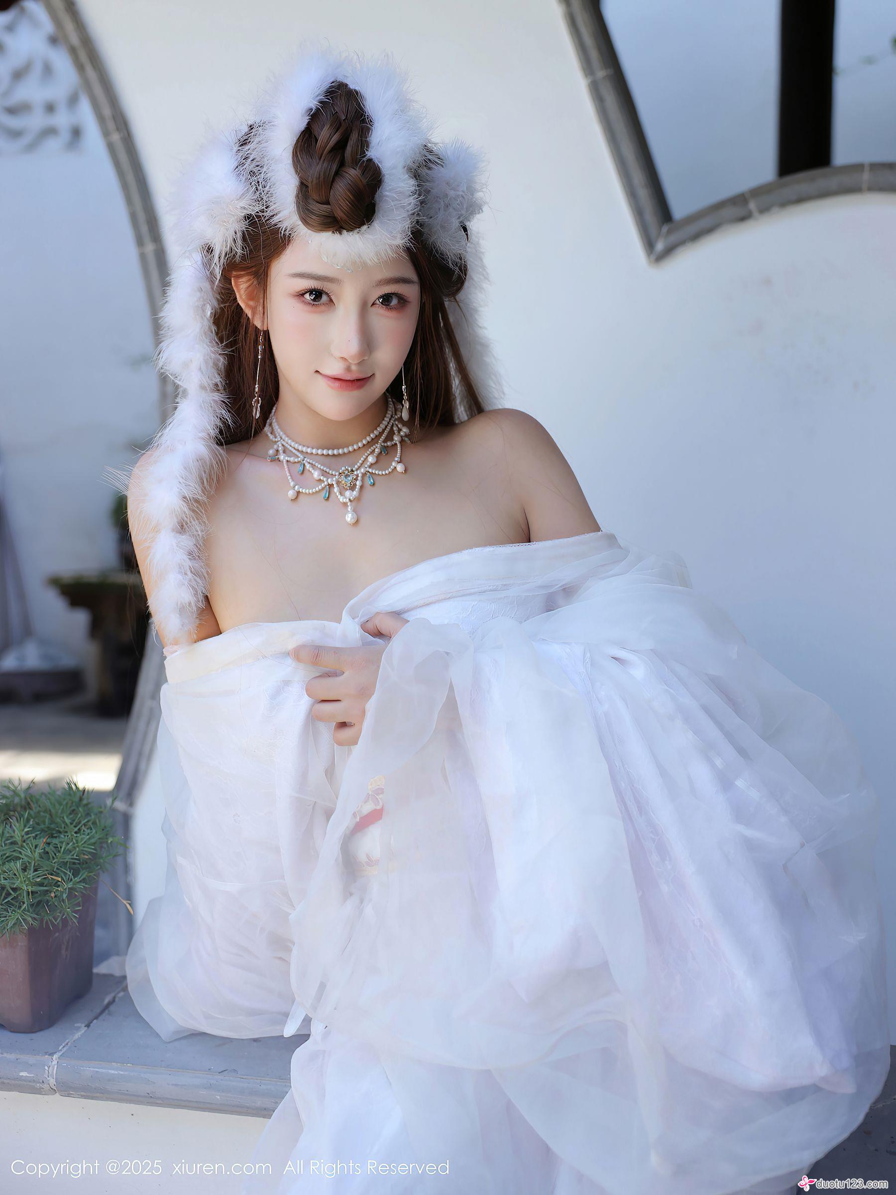 巨乳美女金允希Yuki白色纱裙丰满身材爆乳图片