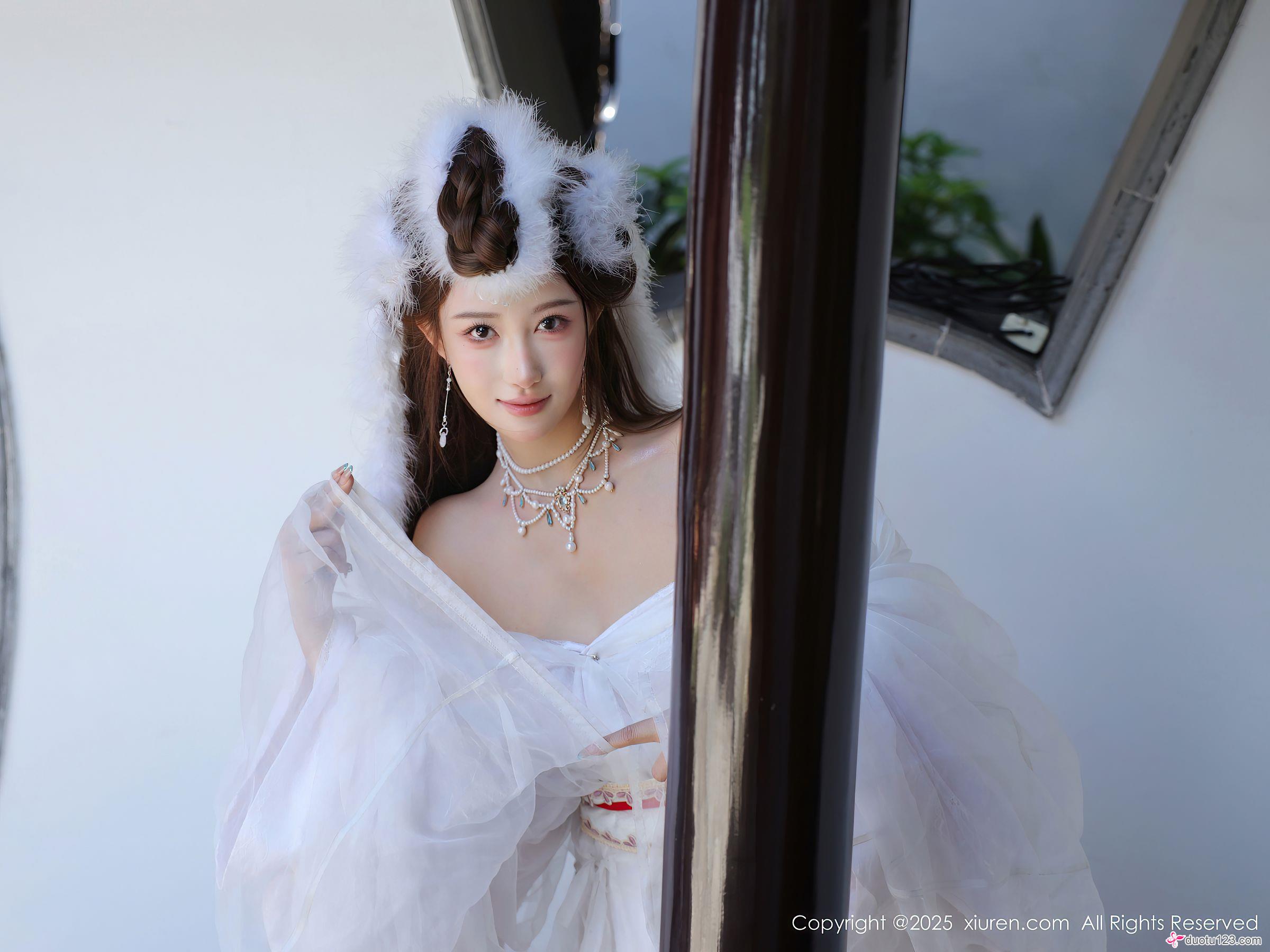 巨乳美女金允希Yuki白色纱裙丰满身材爆乳图片