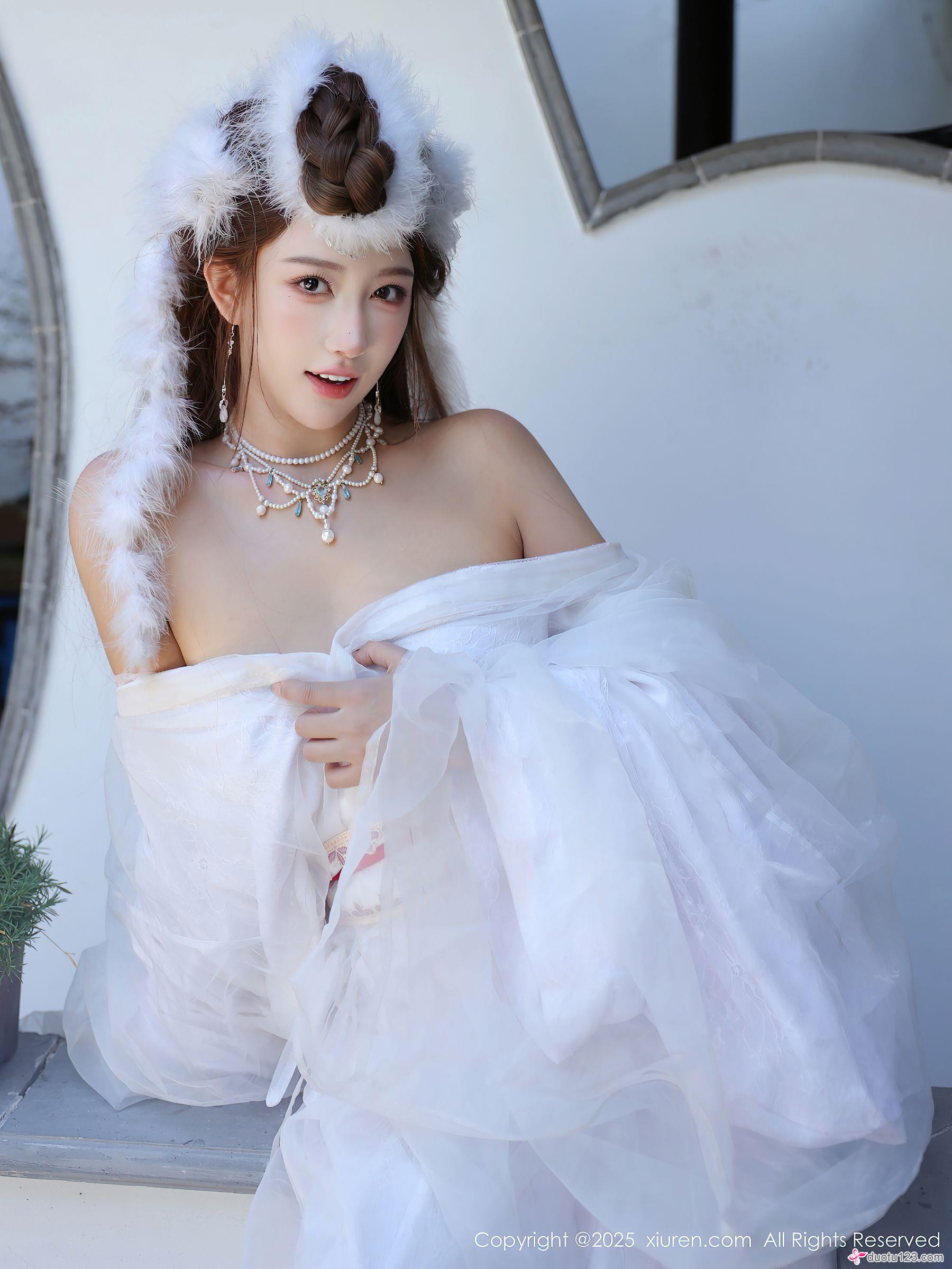 巨乳美女金允希Yuki白色纱裙丰满身材爆乳图片