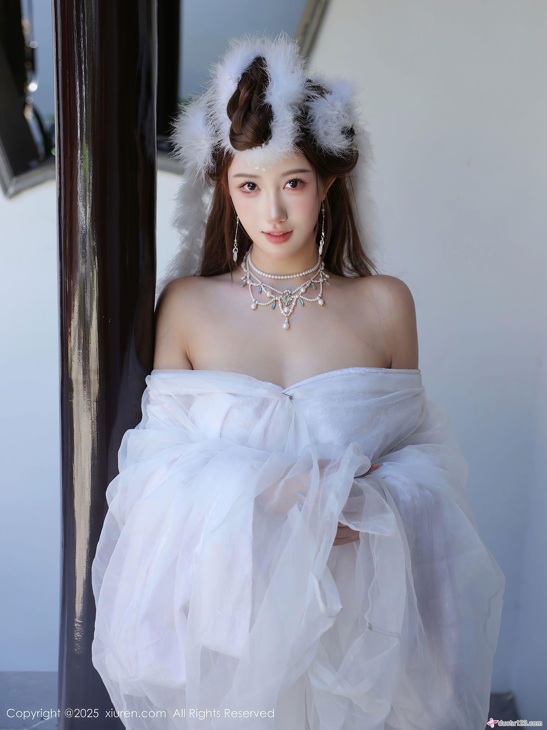 巨乳美女金允希Yuki白色纱裙丰满身材爆乳图片