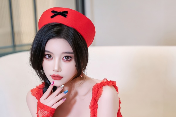 高颜值美女杨晨晨红色情趣制服短裙丝袜私房写真