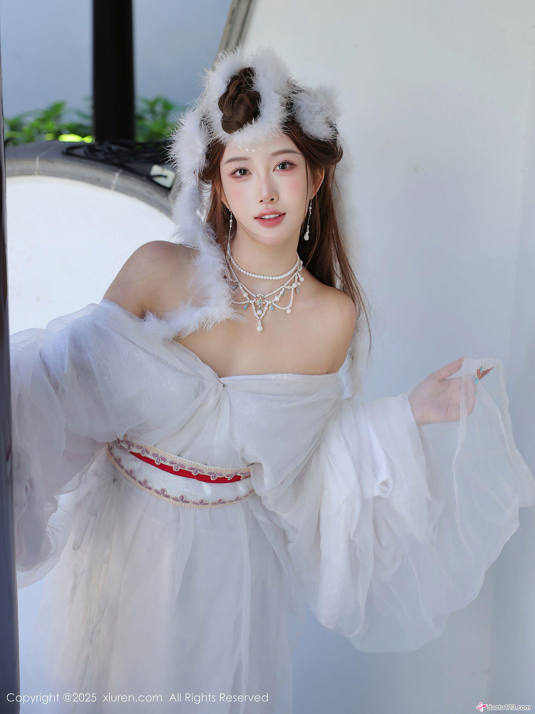 巨乳美女金允希Yuki白色纱裙丰满身材爆乳图片