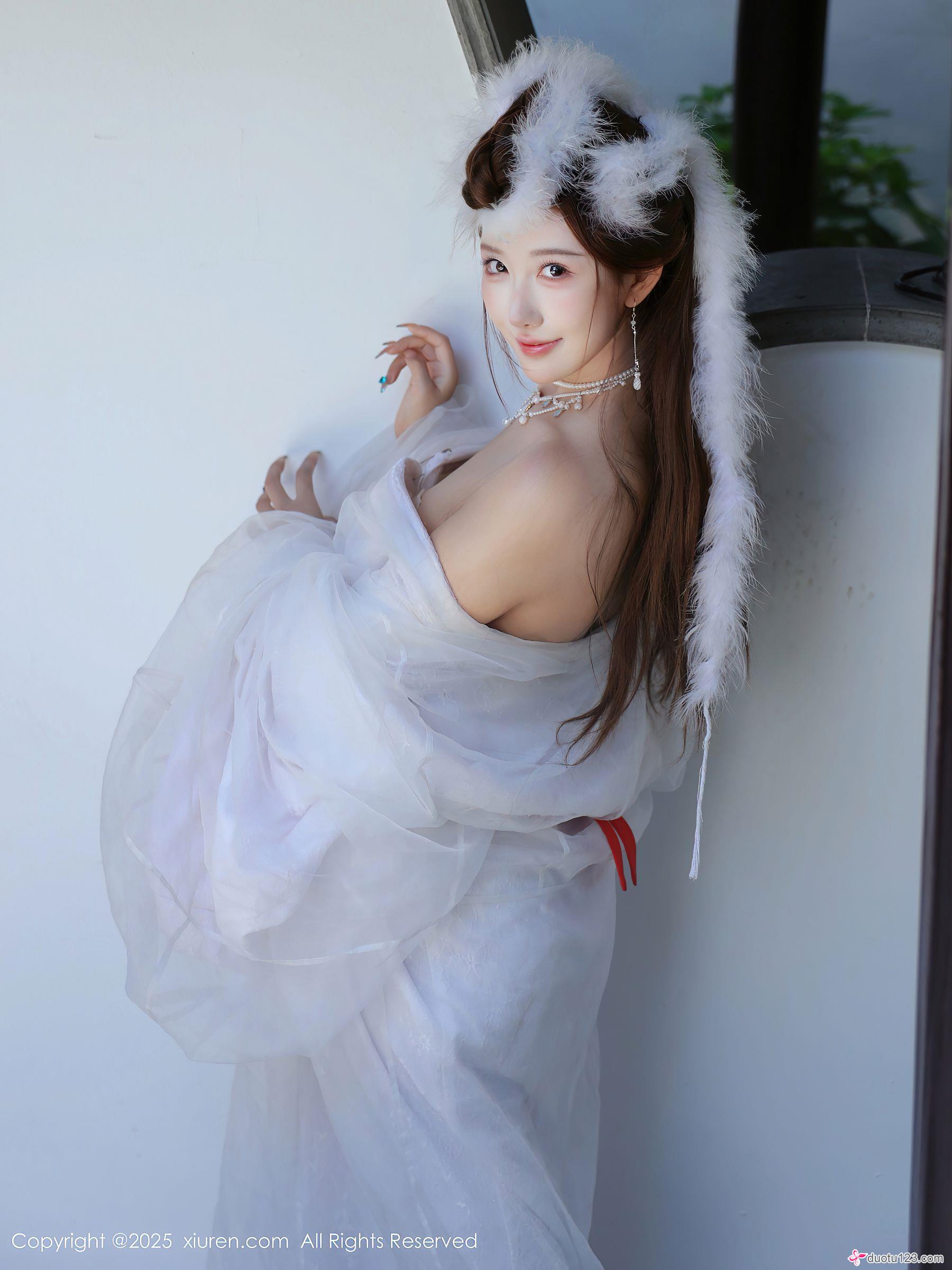 巨乳美女金允希Yuki白色纱裙丰满身材爆乳图片