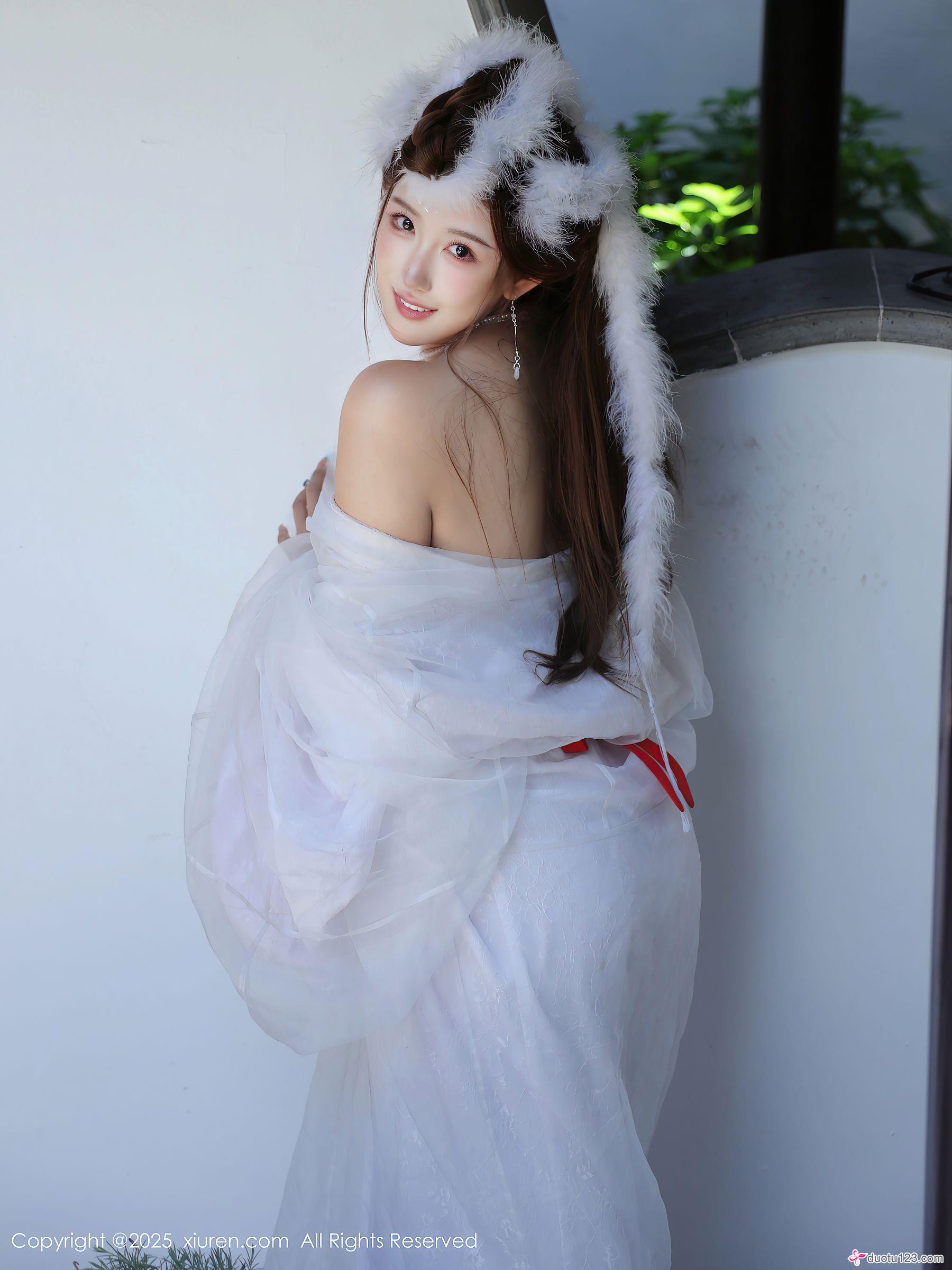 巨乳美女金允希Yuki白色纱裙丰满身材爆乳图片