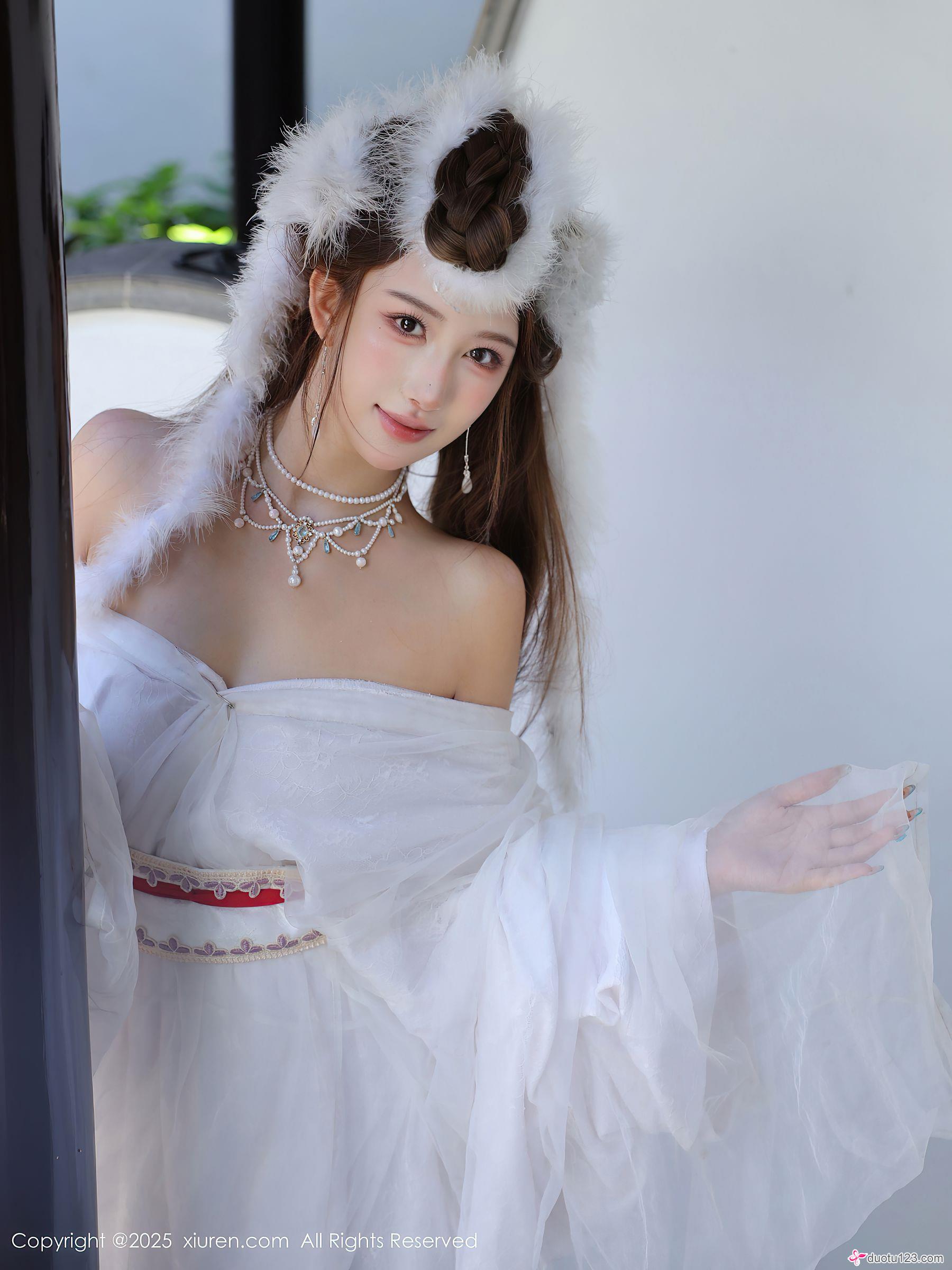 巨乳美女金允希Yuki白色纱裙丰满身材爆乳图片