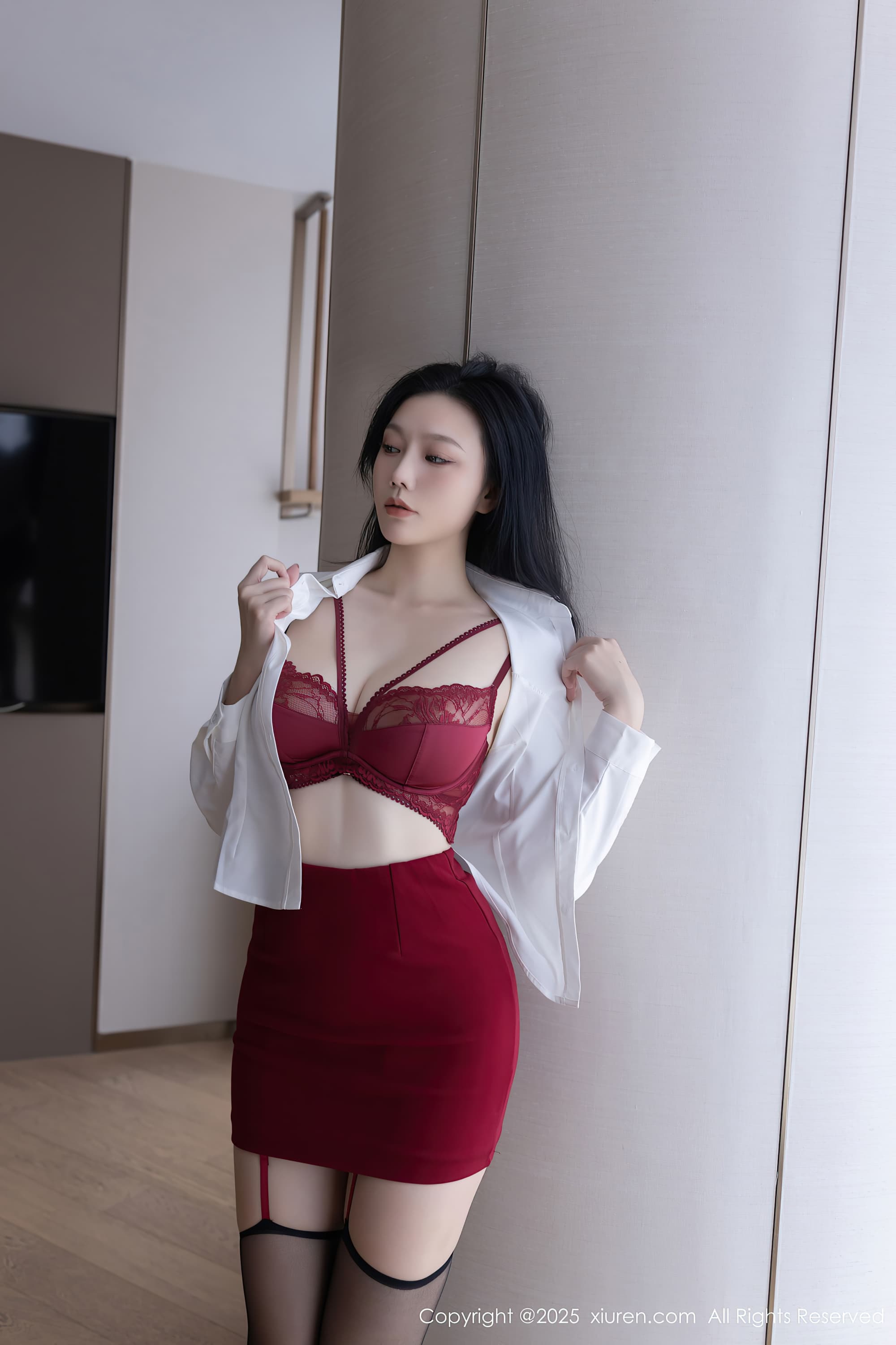 气质美女安然anran红色紧身裙黑丝OL制服高清写真